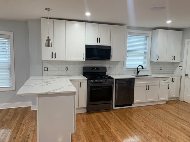 Building Photo - 115 Shore Dr