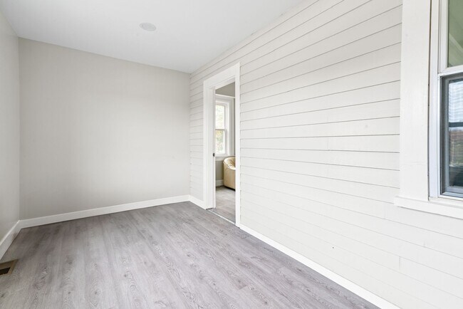 Foto del edificio - Spacious 3-Bedroom Home with Sunroom & Off-Street Parking in Johnston!