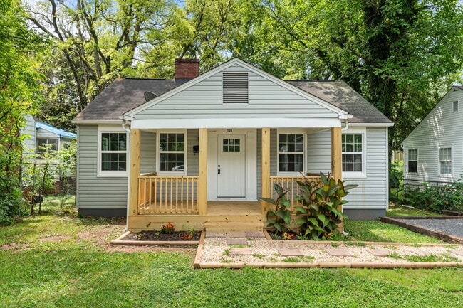 Freshly Renovated 2 Bed, 1 Bath – Prime Location Near Downtown Knoxville! - Freshly Renovated 2 Bed, 1 Bath – Prime Location Near Downtown Knoxville! House