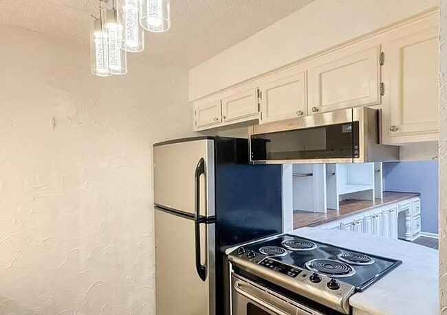 Building Photo - 1 Bed 1 Bath Condo with Community Pool and...