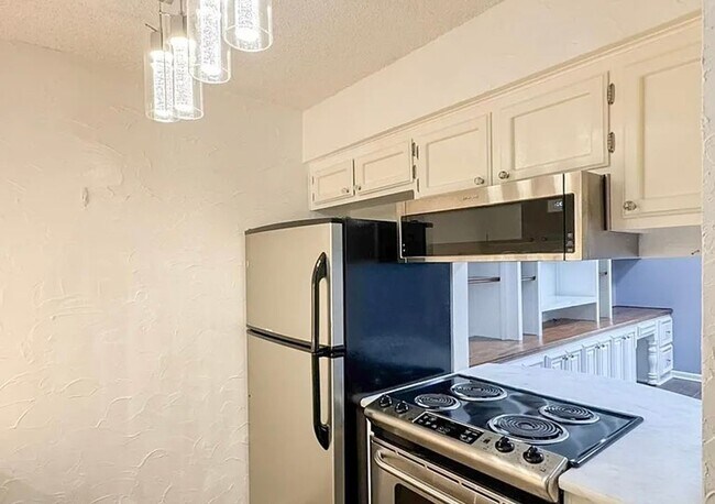 Foto del edificio - 1 Bed 1 Bath Condo with Community Pool and...