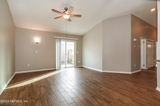 Foto del edificio - 9845 Paddlewheel Dr W