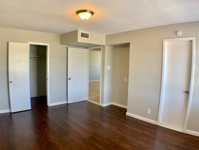 Building Photo - 3800 Englewood Cir