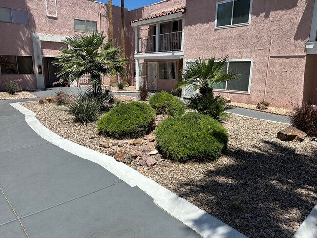 Building Photo - SE Desert Inn and Eastern!! Townhouse with 2 parking Spaces!! Recent Remodel!!