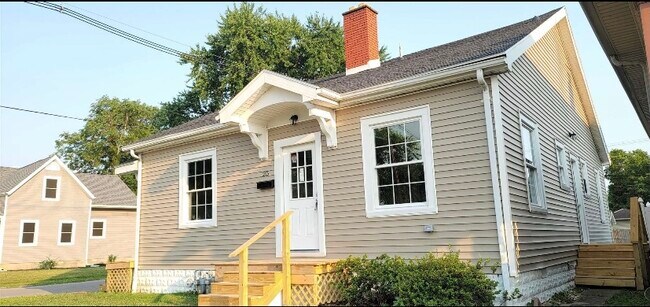 Newly renovated and restored to modern airy look - 25 E Tennessee St