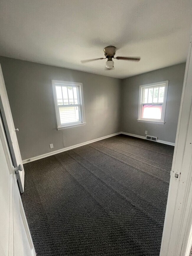 Building Photo - 2 bedroom 1 bath home