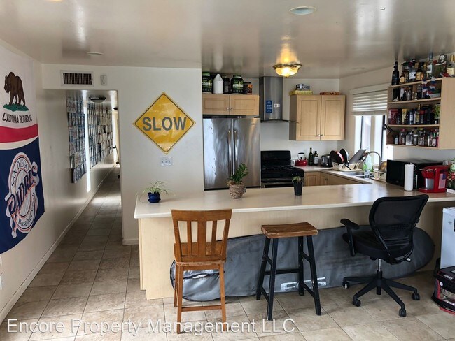 Building Photo - 6 br, 4 bath Room For Rent - 6665 Del Playa