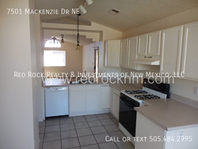 Foto del edificio - 7501 MacKenzie Dr NE