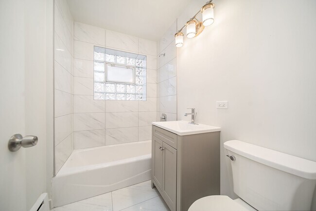 Foto del edificio - 5201 W Wellington Ave