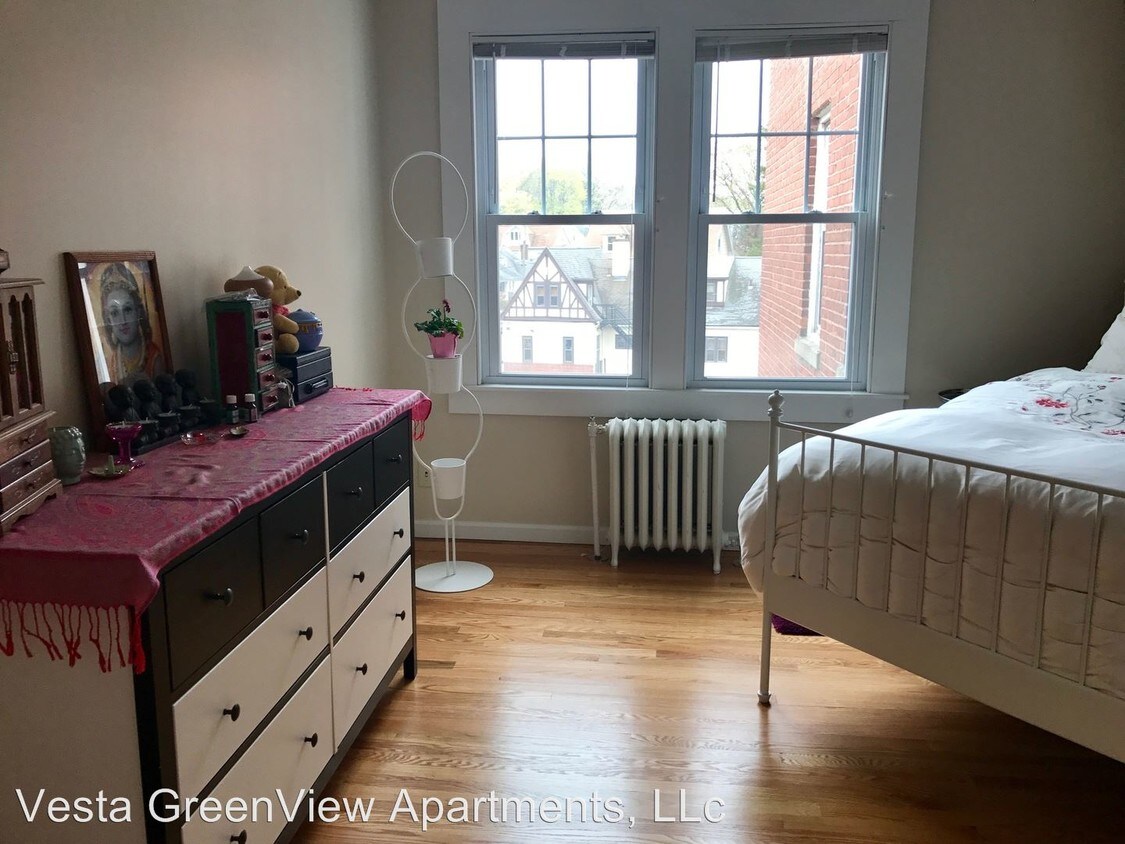 Primary Photo - 710-714 Savin Ave