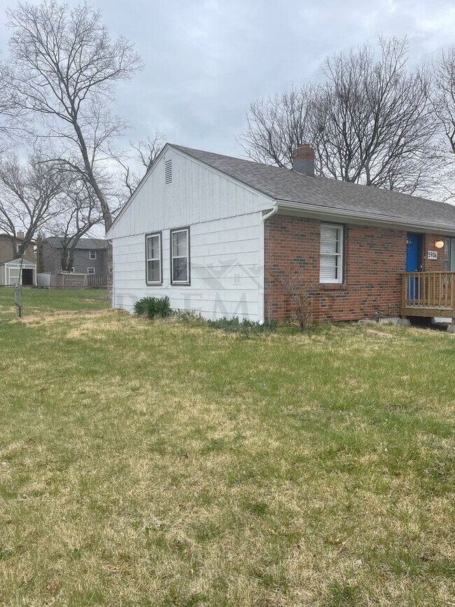 Building Photo - 2 bed / 1 bath house - 5906 E 141st Grandv...