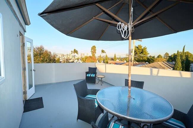 Foto del edificio - FURNISHED Modern One Bedroom+Loft on Coron...