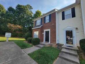 Building Photo - 142 Queensberry Ct