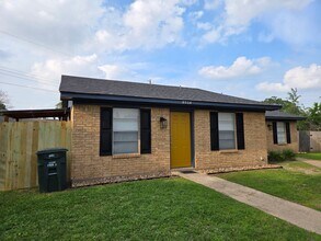 Building Photo - 802 Frio Cir