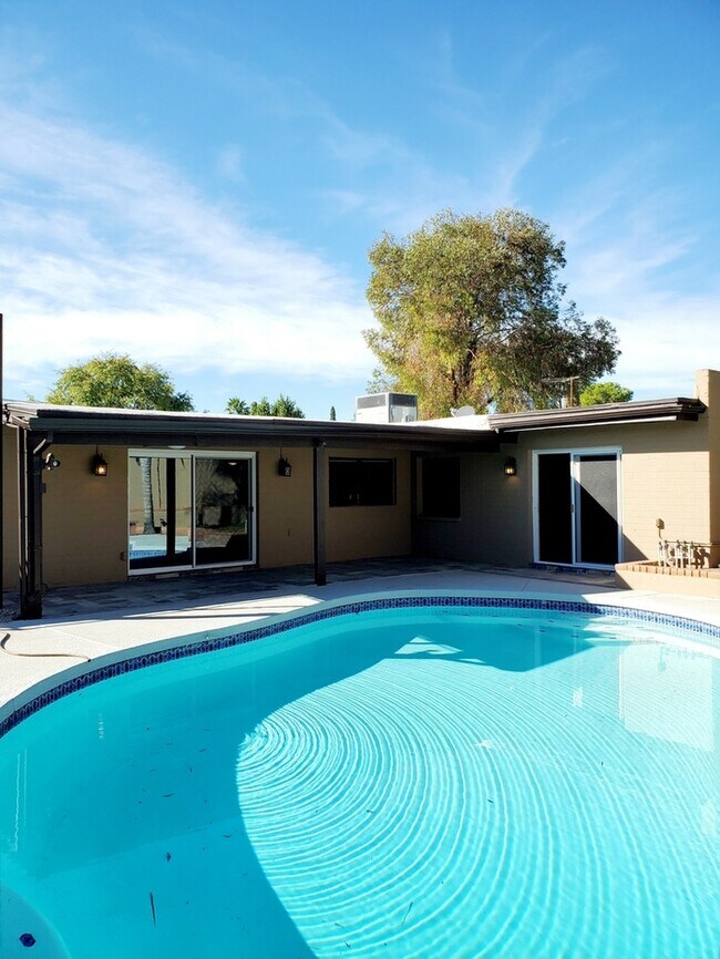 Building Photo - 4910 E Pershing Ave