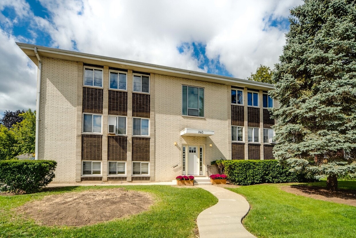 240 N Archer Ave Unit C, Mundelein, IL 60060 Condo for Rent in