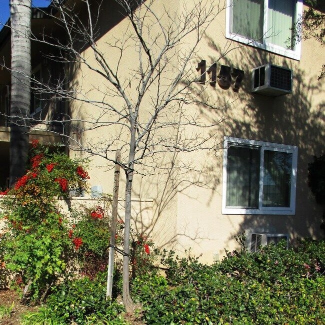 Foto del edificio - 1181 E Hollyvale St