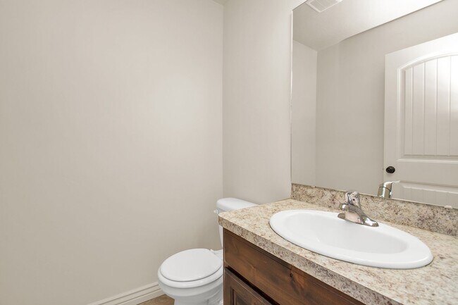 Building Photo - Beautiful 3 Bed, 2.5 Town Home in West Haven, Pet Friendly! Available on April 22nd!