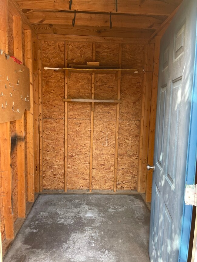 Building Photo - 624 Varsity Dr