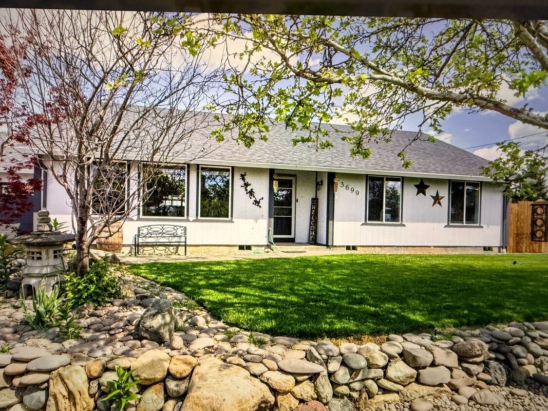 Primary Photo - Wow !!! This 3 Bedroom 2 Bath Home with He...