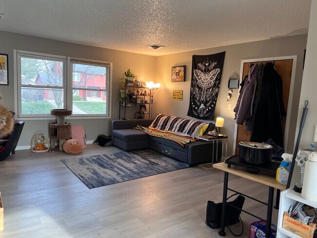 sala de estar - 1460 Eastview Dr
