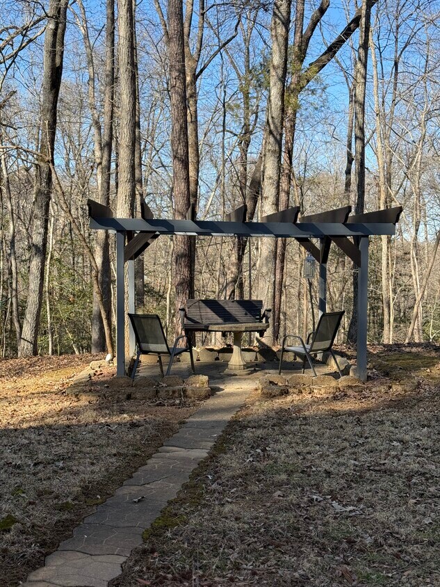 Foto del edificio - 1040 N Rocky River Rd