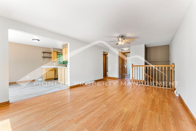 Building Photo - Spacious Home with 2 Car Garage and Centra...