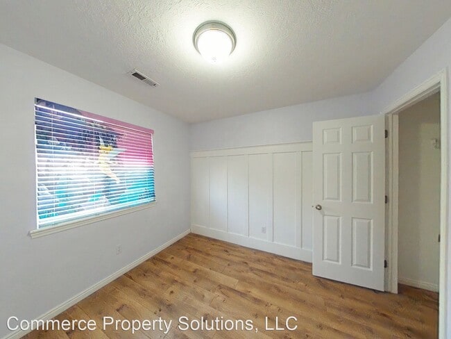 Building Photo - 5 br, 2.5 bath House - 901 S. Apple Grove ...
