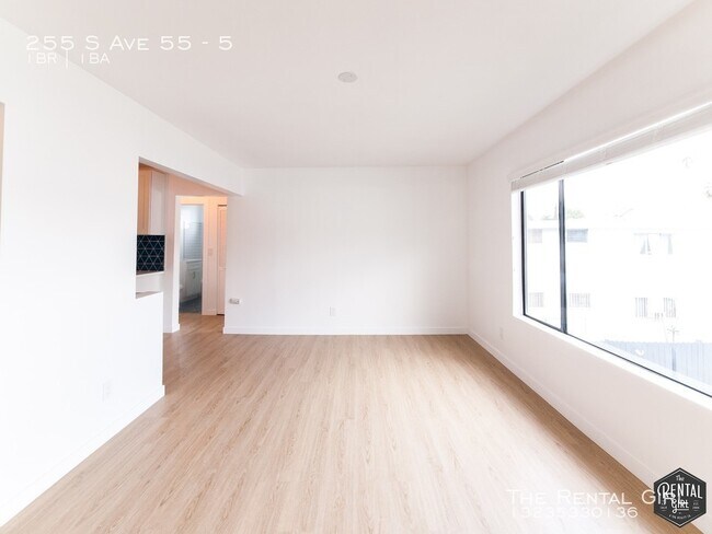 Building Photo - Top Floor Corner Unit With Courtyard Views