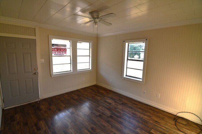 Building Photo - 3-bedroom, 1-bathroom home located in Plaq...