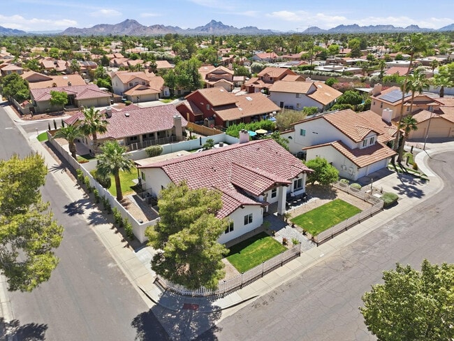 Building Photo - 5623 E Claire Dr