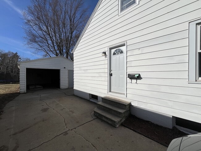 Building Photo - 630 Schoen St