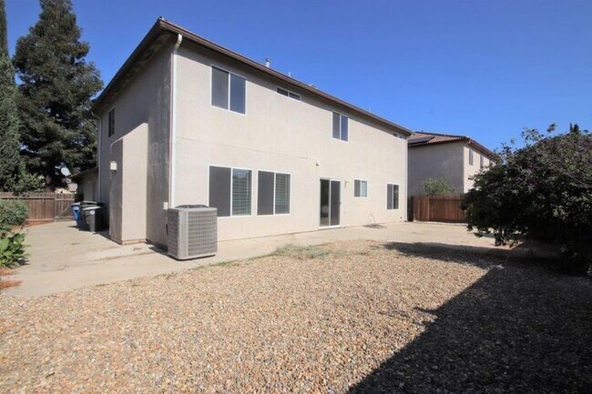 Foto del edificio - Gorgeous Manteca 5 Bedroom Home