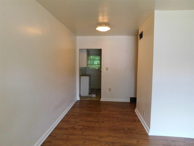 Foto del edificio - 122 N Willow Rd