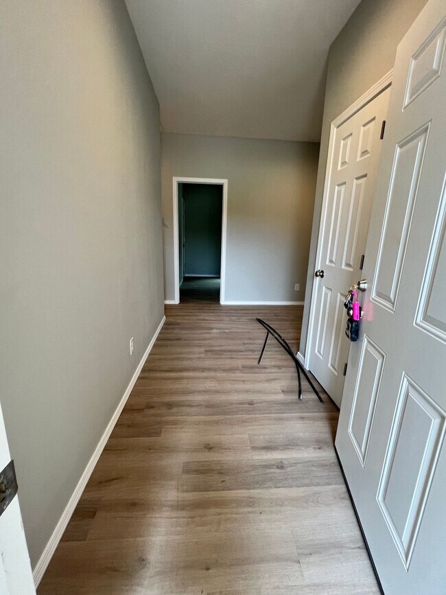 Building Photo - 1/2 Off First months Rent!!!  4 bedroom 2 bath Bolivar MO