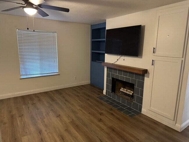 Sala de estar con chimenea - 644 Craig Ave