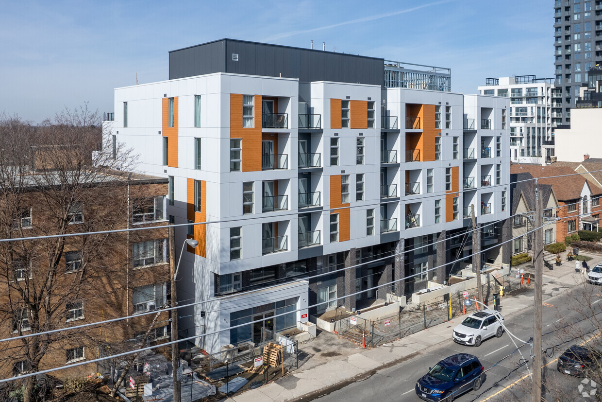Photo principale - 1996-2000 Bathurst St