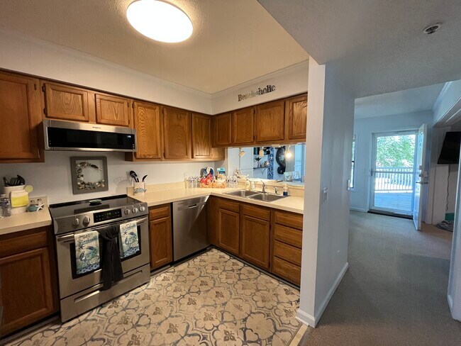 Building Photo - 211 N Hillside Dr
