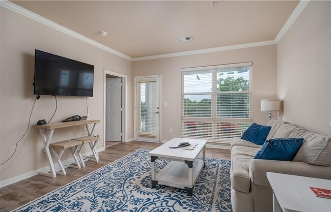 Building Photo - 600 13th St E