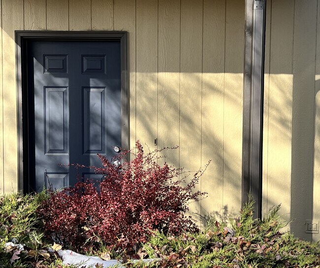 Building Photo - 5531 Glenridge Way