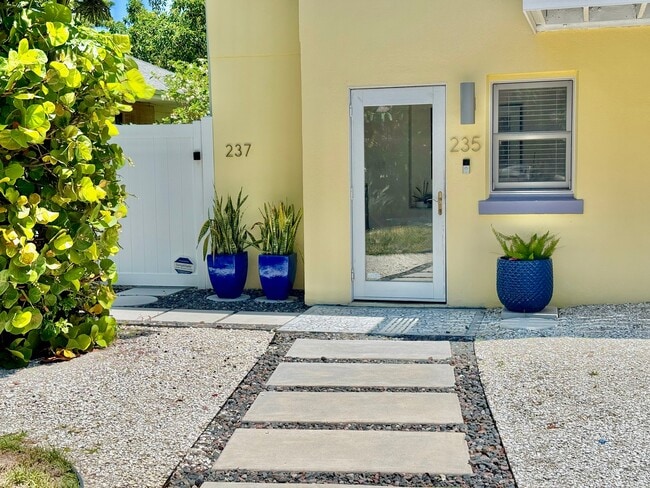 Photo - 235 20th Ave SE (Saint Petersburg, FL) House