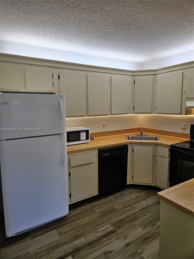 Foto del edificio - 441 Pine Glen Ln