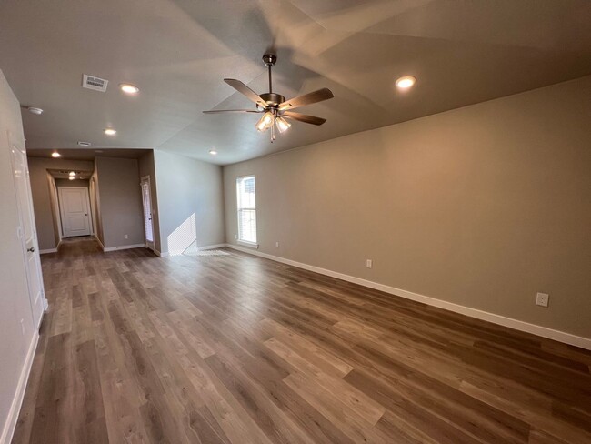 Building Photo - 3 Bedroom Townhome In Harvest Wolfforth!