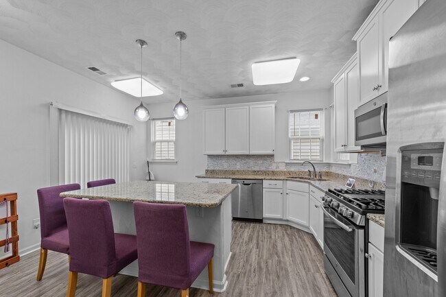 Building Photo - 2200 Humphreys Dr