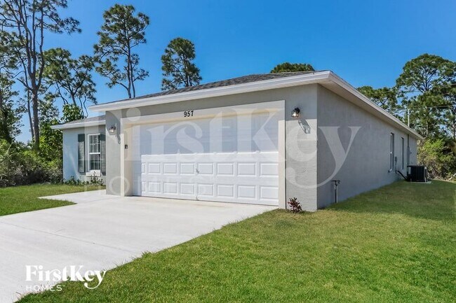 Foto del edificio - 957 SE Caravan Ave