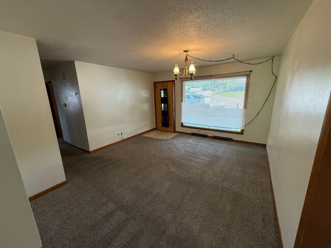 Building Photo - 3 Bedroom Single family with fenced in yard