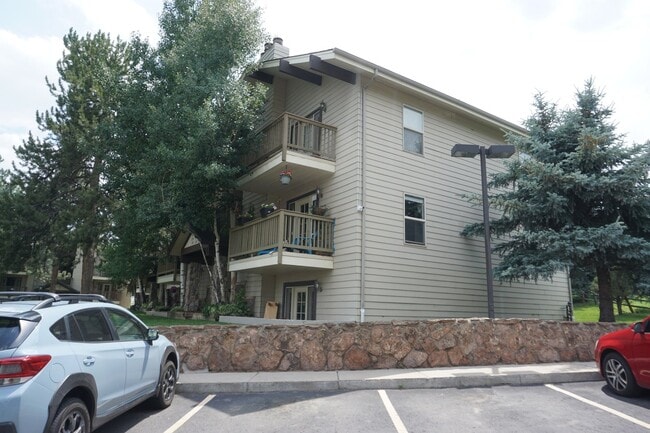 Building Photo - "Penthouse" condo in Evergreen!!