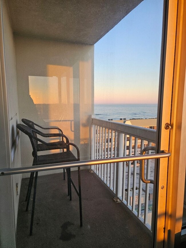 Building Photo - 1 BEDROOM 1 BATH CONDO