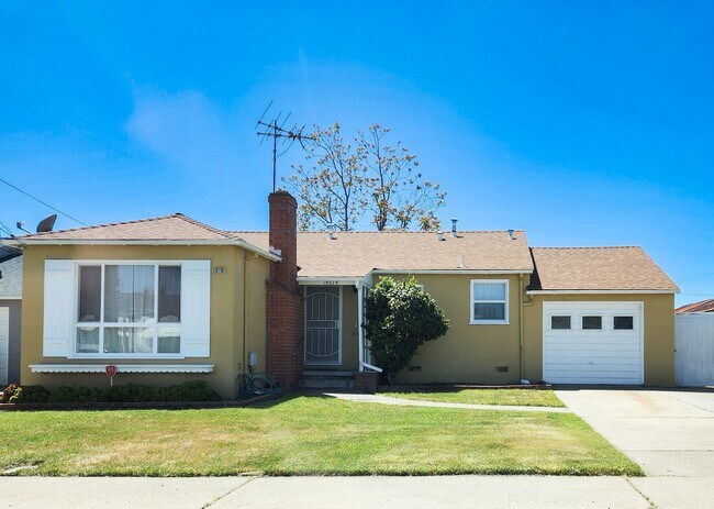 Building Photo - Spacious 3 Bedroom House with Bonus Family...
