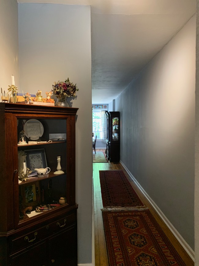 Hall looking to dining room - 4034 Russell Blvd